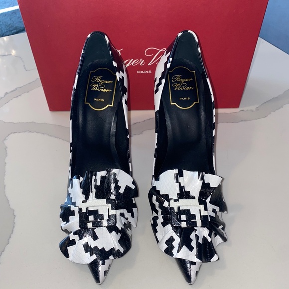 NEW* Roger Vivier Paris Blanco Latte/Frilly Buckle US Size 7.5 - Picture 2 of 8